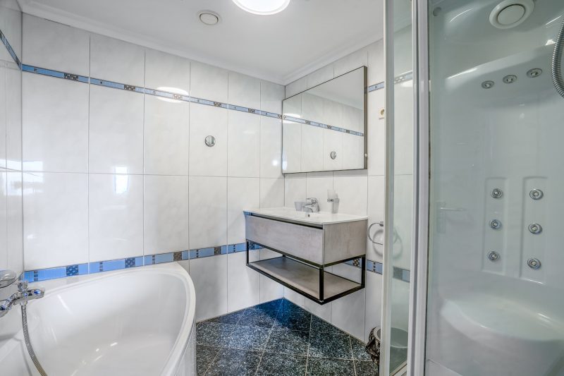 8 juliana 58 Texel - Badkamer-2