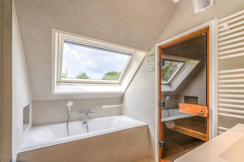 12 Kamperfoelie 27 Texel - Badkamer (1)