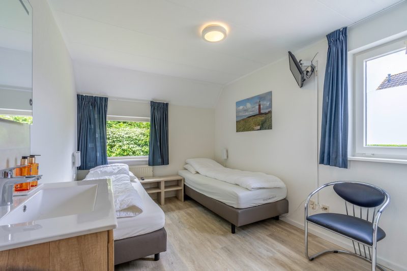 8 Kamperfoelie 27 Texel - Slaapkamer (5)