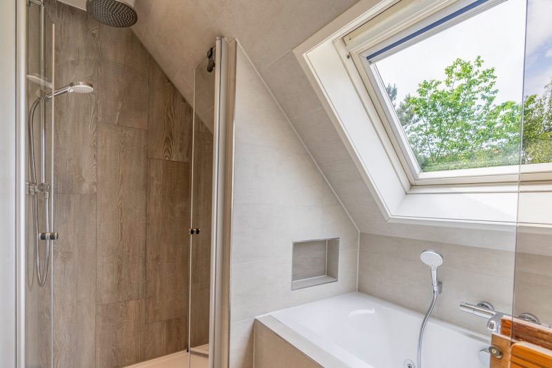 13 Kamperfoelie 27 Texel - Badkamer (2)