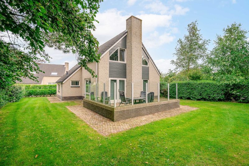 15 Kamperfoelie 27 Texel - Tuin (2)
