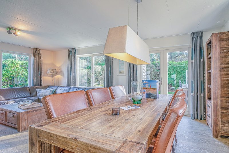 5 Kamperfoelie 31 Texel - eettafel