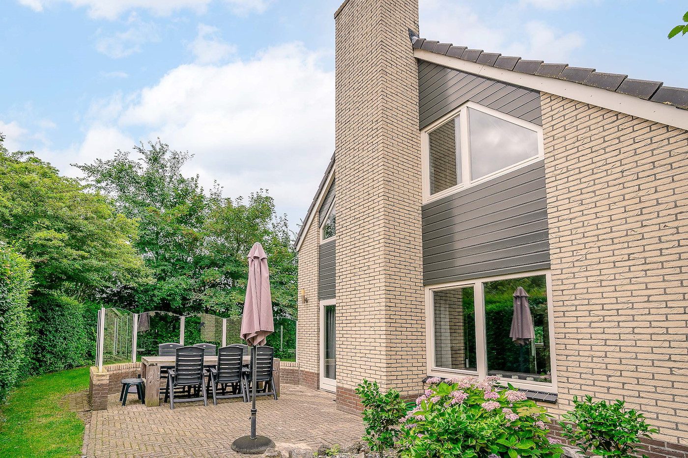12 Kamperfoelie 31 Texel - Tuin (2)