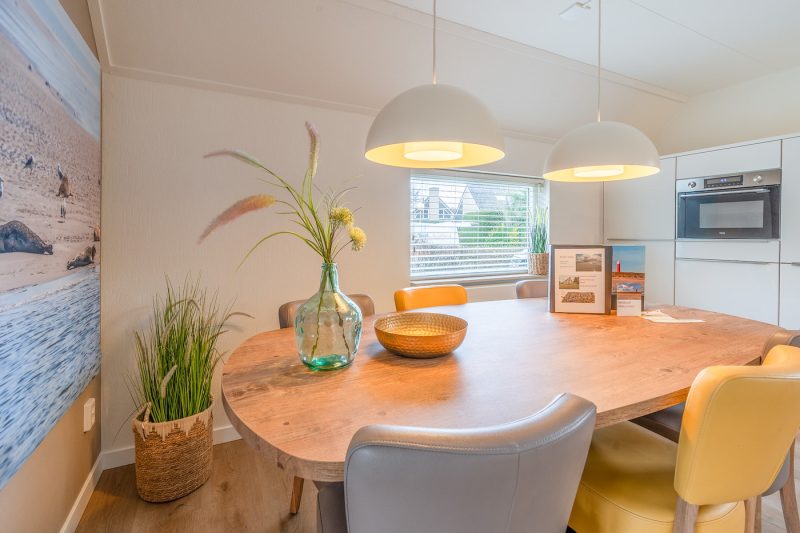 8 Kamperfoelie 33 Texel -  Eettafel