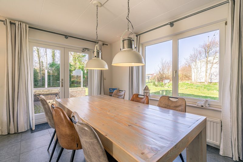 6 Kamperfoelie 45 Texel - eettafel