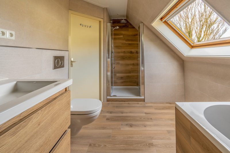 12 Kamperfoelie 45 Texel - badkamer (2)