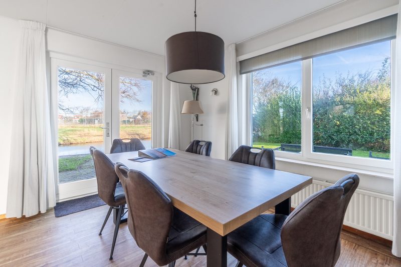6 Kamperfoelie 47 Texel - eettafel