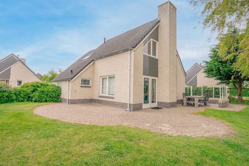 14 Kamperfoelie 47 Texel - tuin (1)