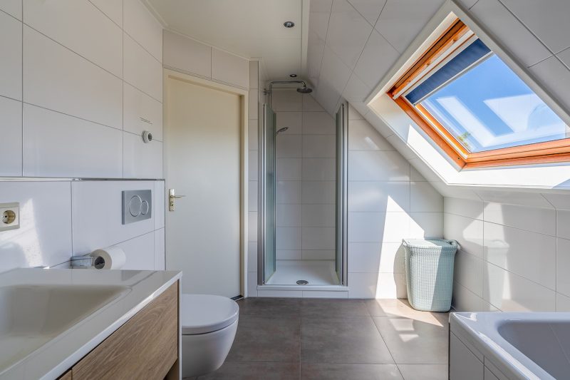 12 Kamperfoelie 63 Texel - Badkkamer (2)