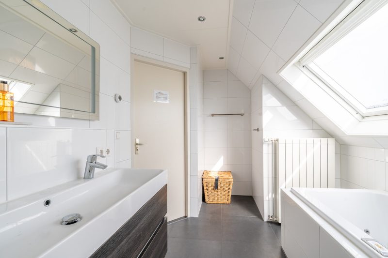 11 Kamperfoelie 67 - badkamer