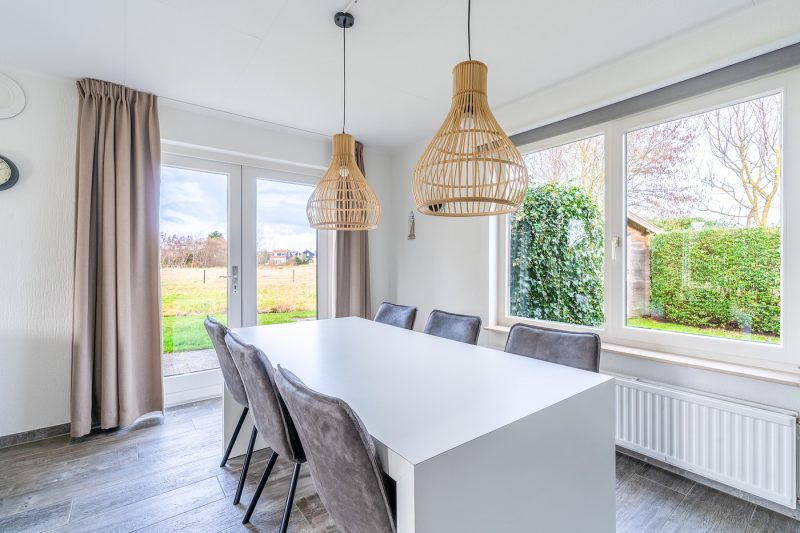 5 Kamperfoelie 67 Texel - eettafel