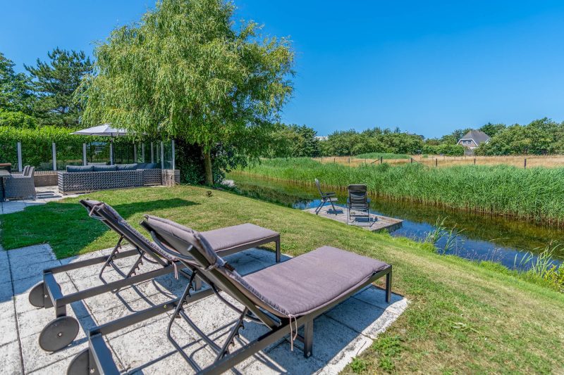 17 Kamperfoelie 67 Texel - Tuin (4)