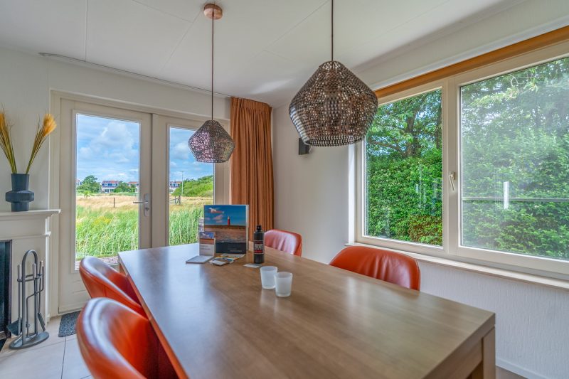 6 Kamperfoelie 69 Texel - Eettafel