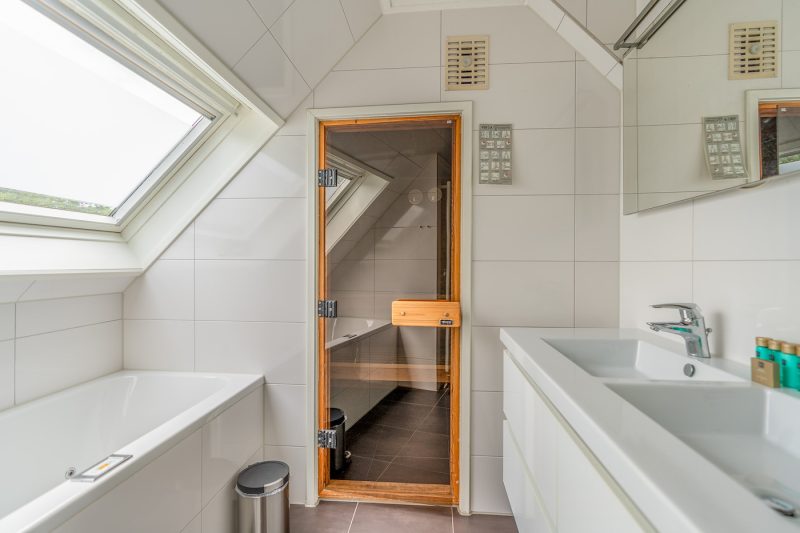 10 Kamperfoelie 69 Texel - Badkamer (1)