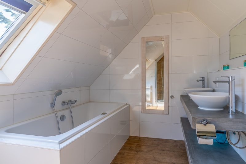 10 Kamperfoelie 71 Texel - Badkamer (2)