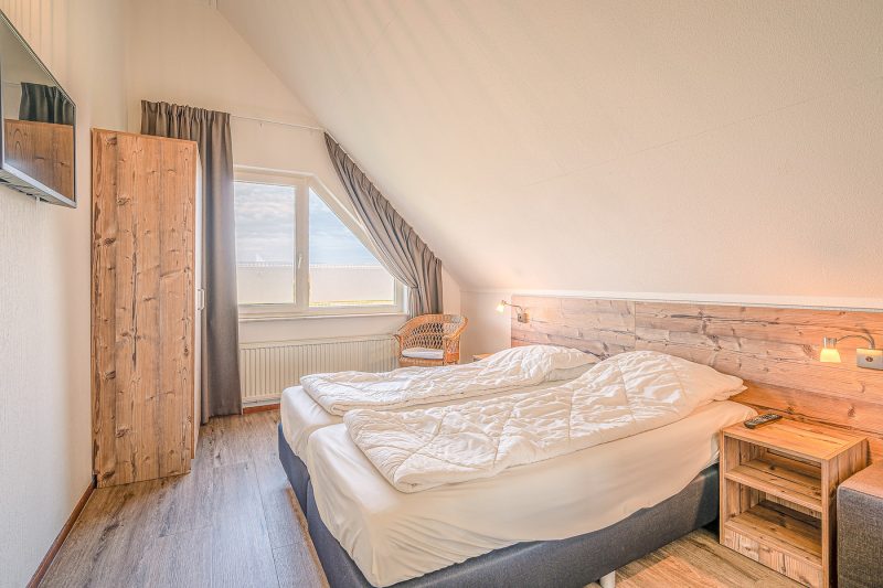 8 Kamperfoelie 71 Texel - slaapkamer (1)