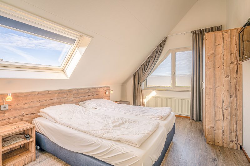 9 Kamperfoelie 71 Texel - slaapkamer (2)