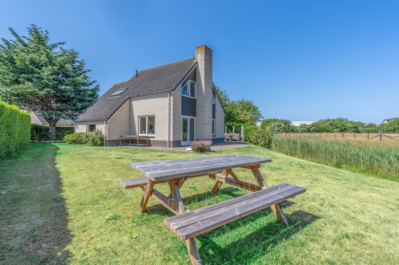 12 Kamperfoelie 71 Texel - Tuin (2)