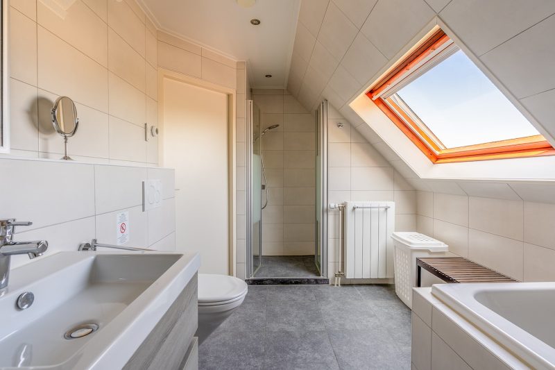 12 Kamperfoelie 75 Texel - Badkamer (2)