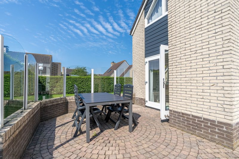 13 Kamperfoelie 77 Texel - tuin (1)