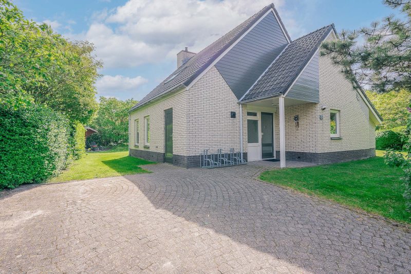 14 Kamperfoelie 83 Texel - Tuin (2)