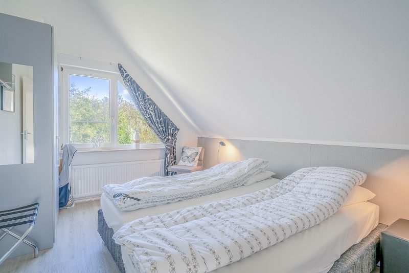 10 Kamperfoelie 83 Texel - slaapkamer (1)