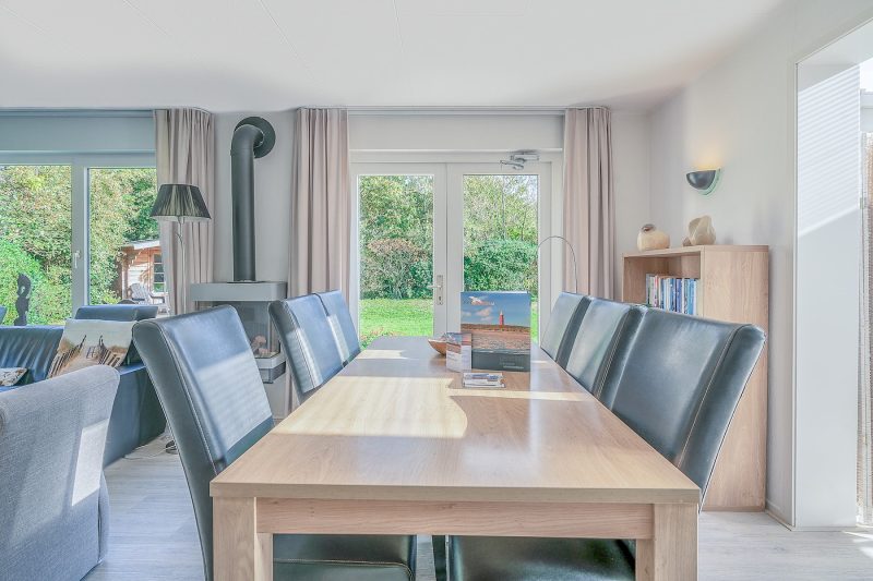 7 Kamperfoelie 83 Texel - eettafel
