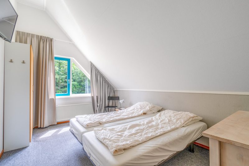 9 Kamperfoelie 85 Texel - slaapkamer (1)