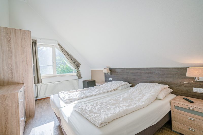9 Kamperfoelie 95 Texel - slaapkamer (2)