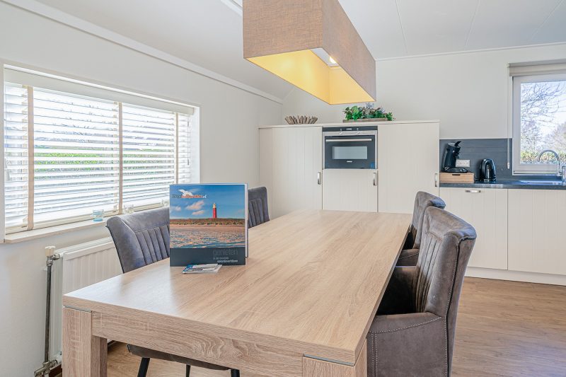 6 Kamperfoelie 95 Texel - eettafel