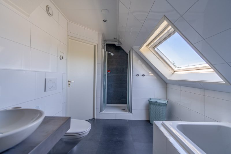 11 Kamperfoelie 97 Texel - Badkamer (2)