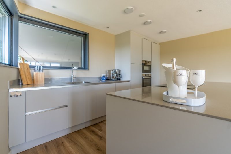 8 Natuurvilla waalerburght 14 Texel - Keuken (1)
